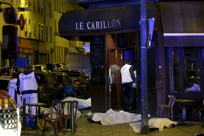 Los cuerpos de varias personas yacen fuera del restaurante Le Carillon donde ha habido un tiroteo