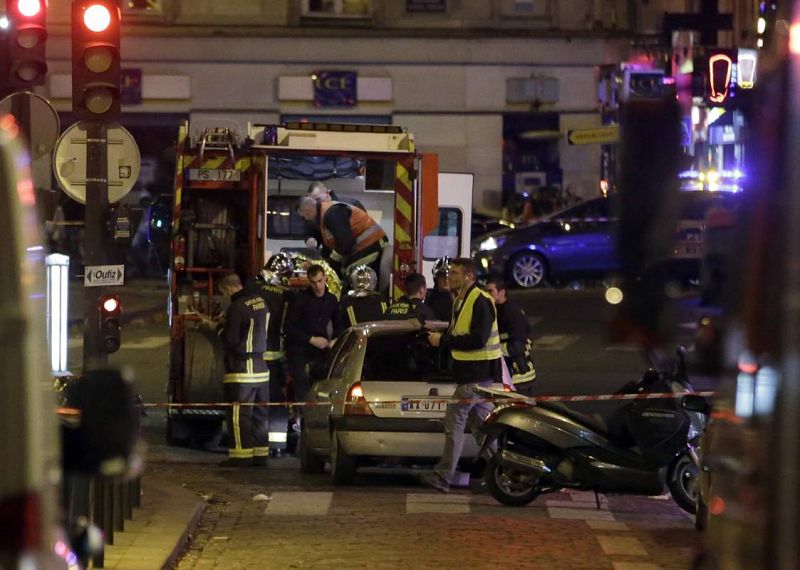 Equipos de emergencias atienden a los heridos en los atentados en París