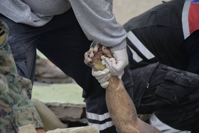 Equipos de rescate recuperan el cuerpo de una víctima en Pedernales