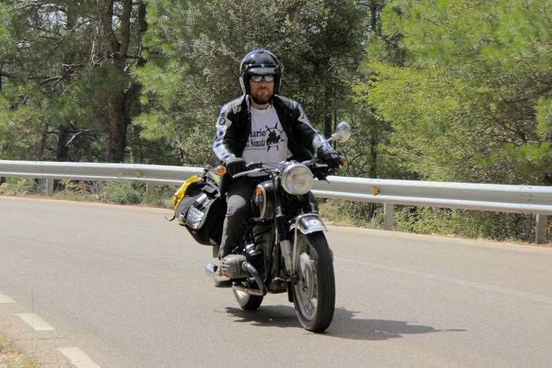  iquel Silvestre recorre las carreteras comarcales conquenses sobre la Abuela, una moto clásica del año 1965.