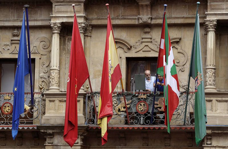 La ikurriña, presente en el chupinazo desde el balcón del Ayuntamiento de Pamplona