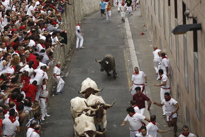 El toro rezagado enfila la cuesta de Santo Domingo