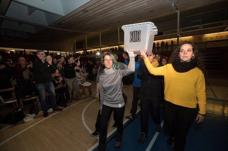 Miembros de Arran portan una urna como las usadas en la votación del día 1 de octubre, en el mitin final de campaña de la CUP en Barcelona.