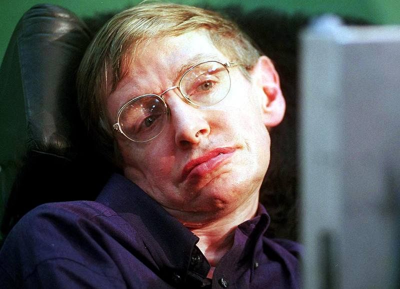 Hawking fue físico teórico, astrofísico, cosmólogo y divulgador. Sufría una dolencia motoneuronal vinculada con la esclerosis lateral amiotrófica (ELA).