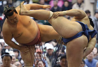 luchadores-sumo-torneo-anual-dedicado-yasukuni-tokio_