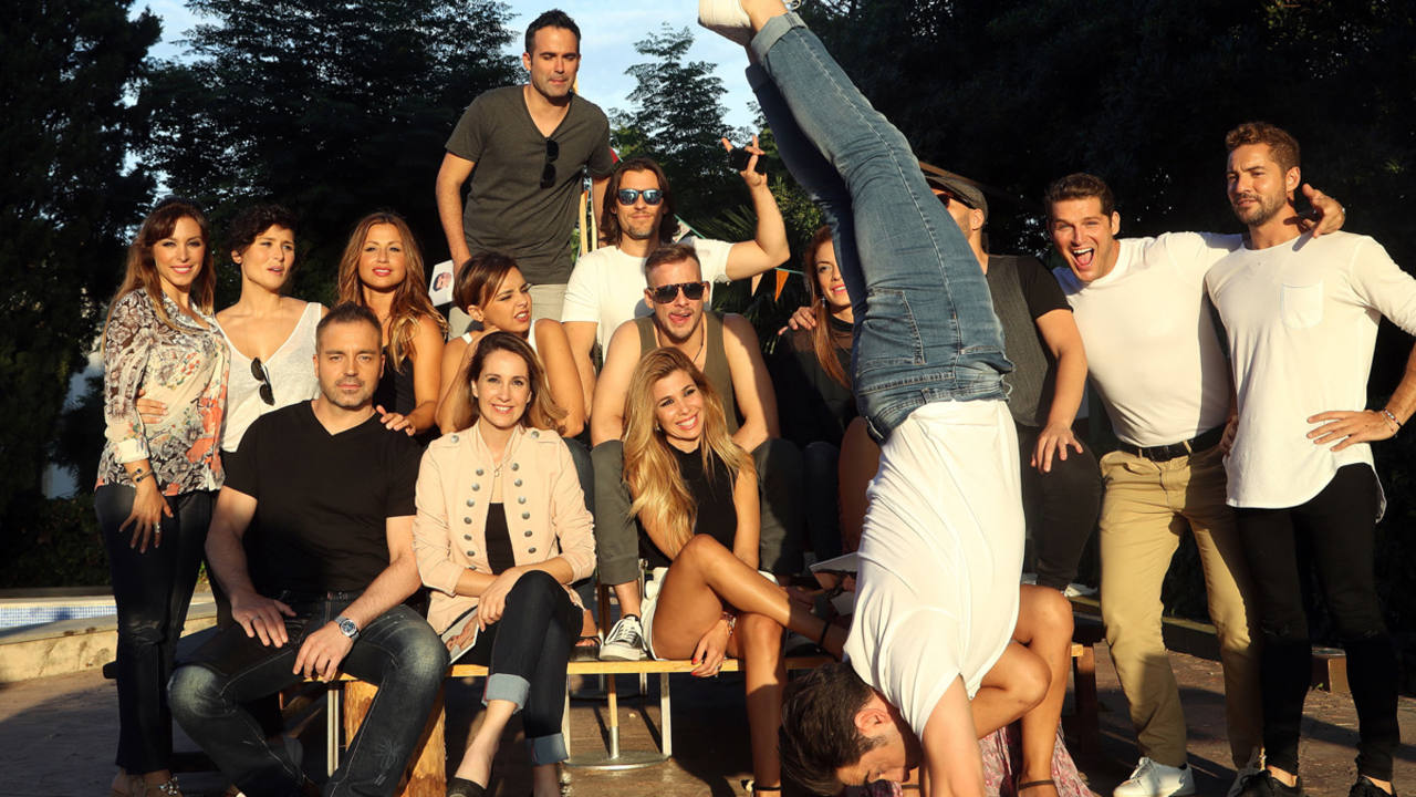 Los 16 concursantes de OT1 durante el reencuentro.