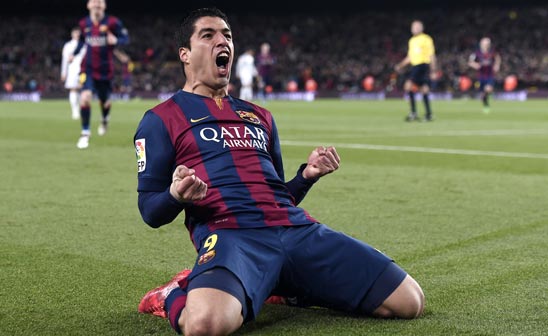 Luis Suárez celebra el gol que le ha valido tres puntos al Barcelona.