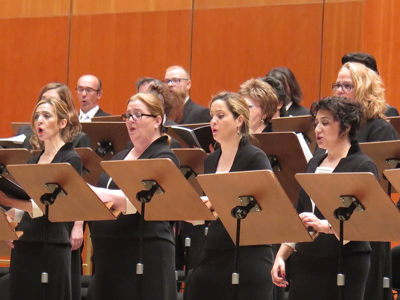 Actuación del Coro RTVE, dirigido por Javier Corcuera, en el Teatro Monumental de Madrid