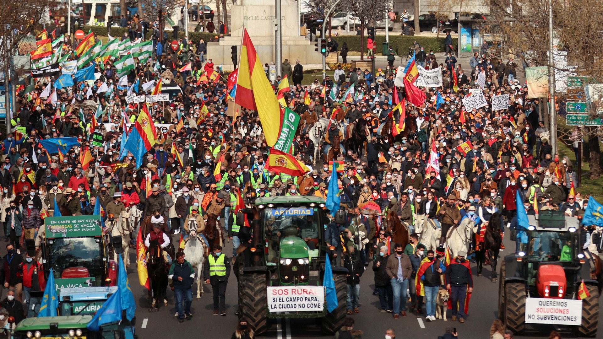 Ir al Video Agricultores y ganaderos denuncian la situación límite del mundo rural