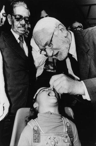 Albert Sabin inventó otra vacuna oral y más eficaz