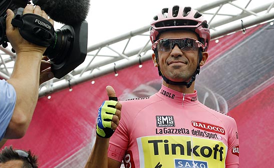 Alberto Contador en la salida de la 7ª etapa del Giro.