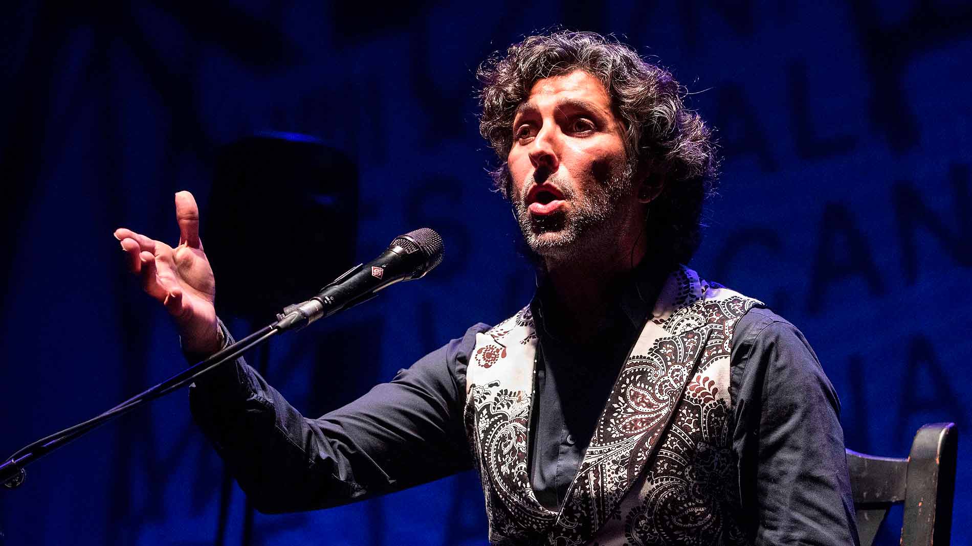 Ir al Video Arcángel funde el flamenco con voces búlgaras en el Cante de las Minas