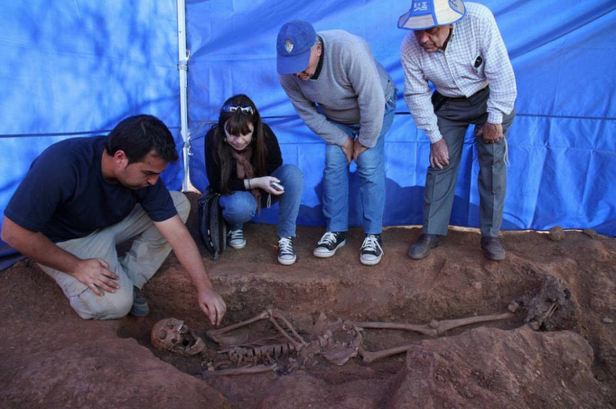 El arqueólogo René Pacheco explica el hallazgo de 'El cesterín' a sus dos hijos y a su nieta. Foto: ARMH.