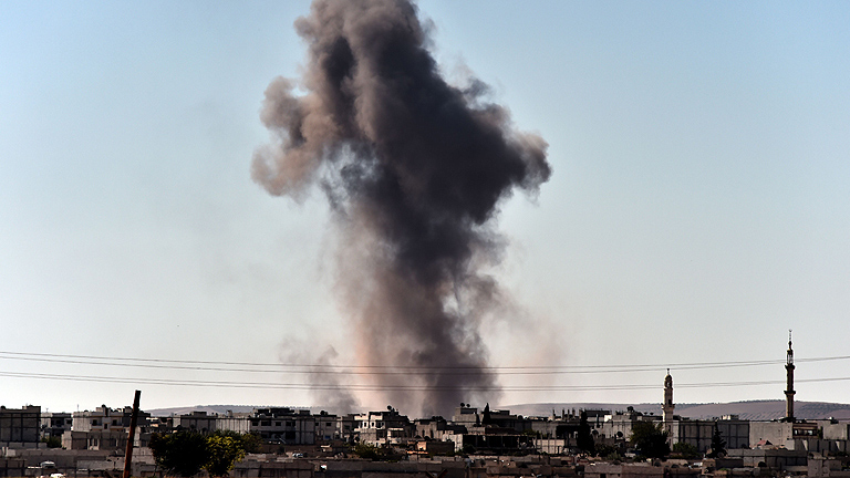 Los fuerzas kurdas intentan resistir el avance del Estado Islámico en la ciudad de Kobani