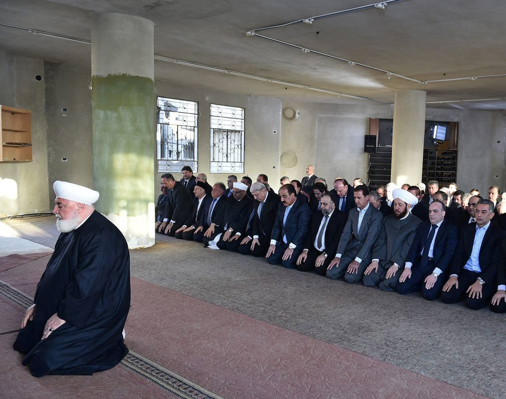 Bachar al Asad participa en el rezo por la festividad musulmana del Sacrificio en la mezquita de Saad Ibn Muaz, en Daraya.