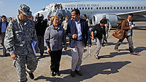 Ir al Video Bachelet viaja a la zona sacudida por el terremoto para evaluar los daños