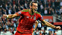 Ir al Video Bale da la victoria a Gales con Rafa Benítez en la grada