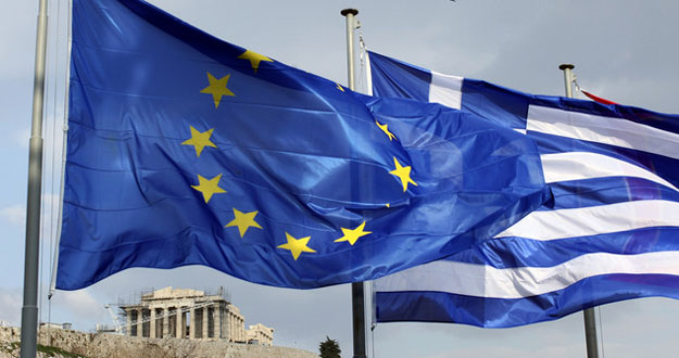 Las banderas de la UE y Grecia ondean juntas frente al Partenón