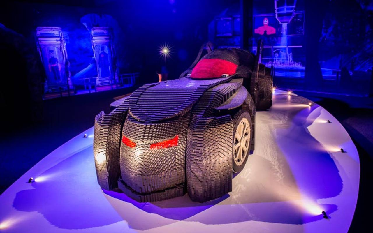 El batmóvil construido con 489.010 piezas de Lego