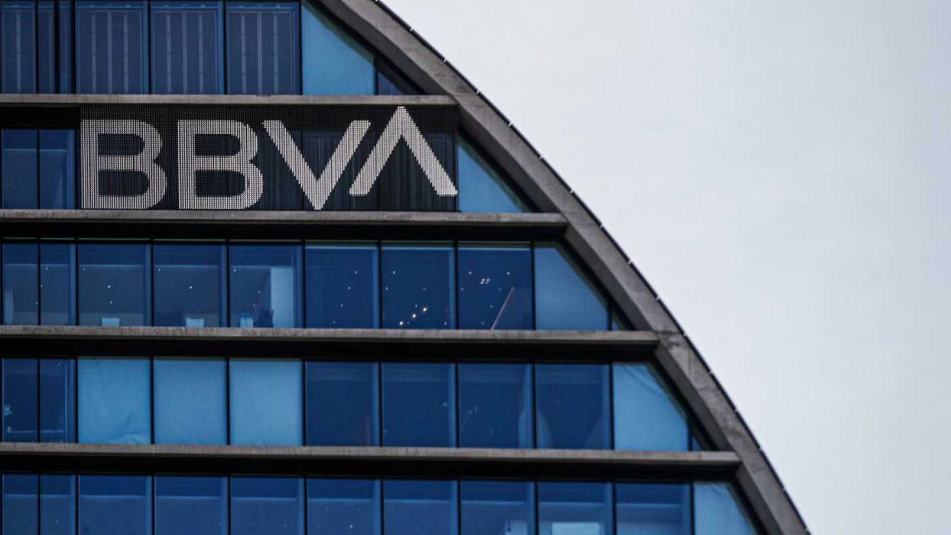 Ir al Video El BBVA anuncia un ERE para 3800 empleados y el cierre de oficinas