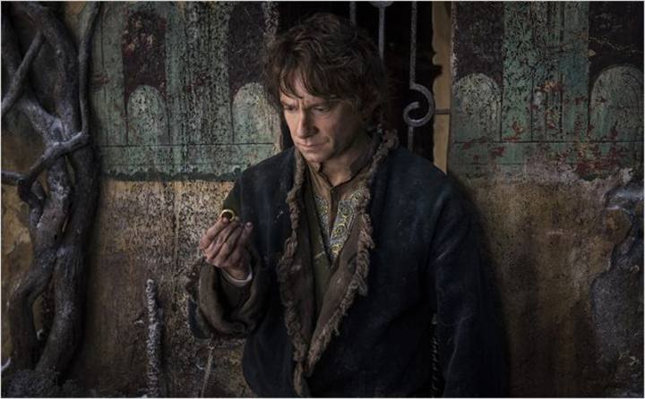 Bilbo (Martin Freeman) con el anillo