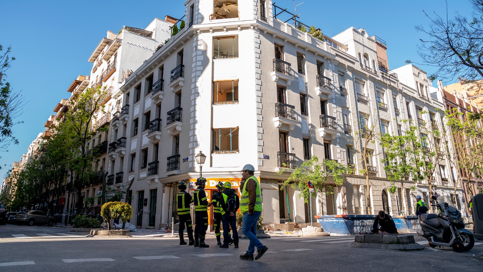 Ir al Video Los bomberos evalúan el estado del edificio en que se produjo la explosión en Madrid
