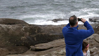 Ver vídeo  'Buscan por tierra, mar y aire a los tripulantes de un barco desaparecido en Corrubedo, en A Coruña'