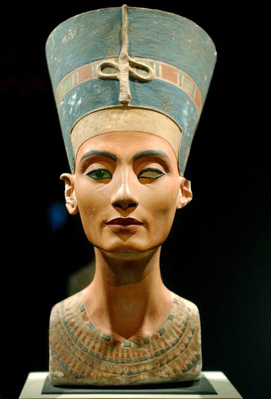 Busto de la reina egipcia Nefertiti expuesto en el museo Kulturforum de Berlín, Alemania.