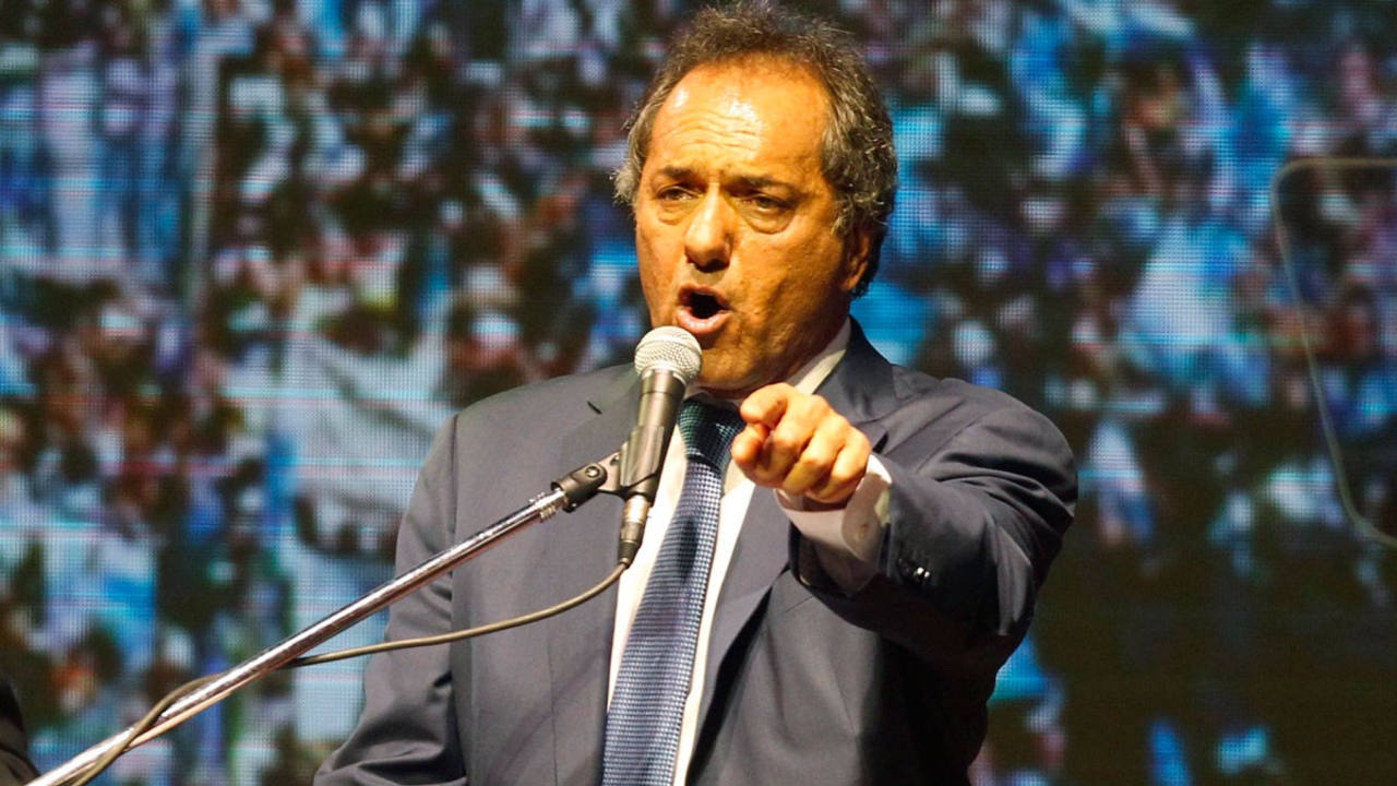 El candidato oficialista Daniel Scioli se dirige a sus votantes desde el escenario del Luna Park de Buenos Aires.