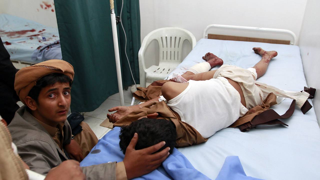  Un chaval acompaña en el hospital a otro chico herido en el atentado contra una mezquita en Saná.
