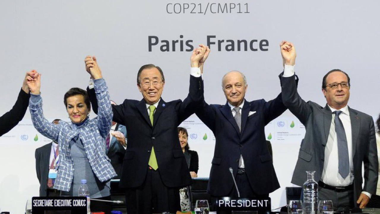 Christiana Figueres celebra el acuerdo de París como secretaria ejecutiva de la Convención sobre el Cambio Climático, junto a Ban Ki-moon y François Hollande.