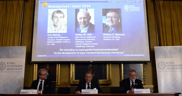 El Comité del Nobel de Química en el momento de anunciar sus ganadores: Eric Betzig, William Moerner y Stefan Hell, desarrolladores de la microscopia fluorescente.