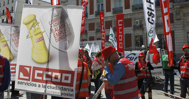 Concentración de trabajadores de Correos en la Puerta del Sol de Madrid