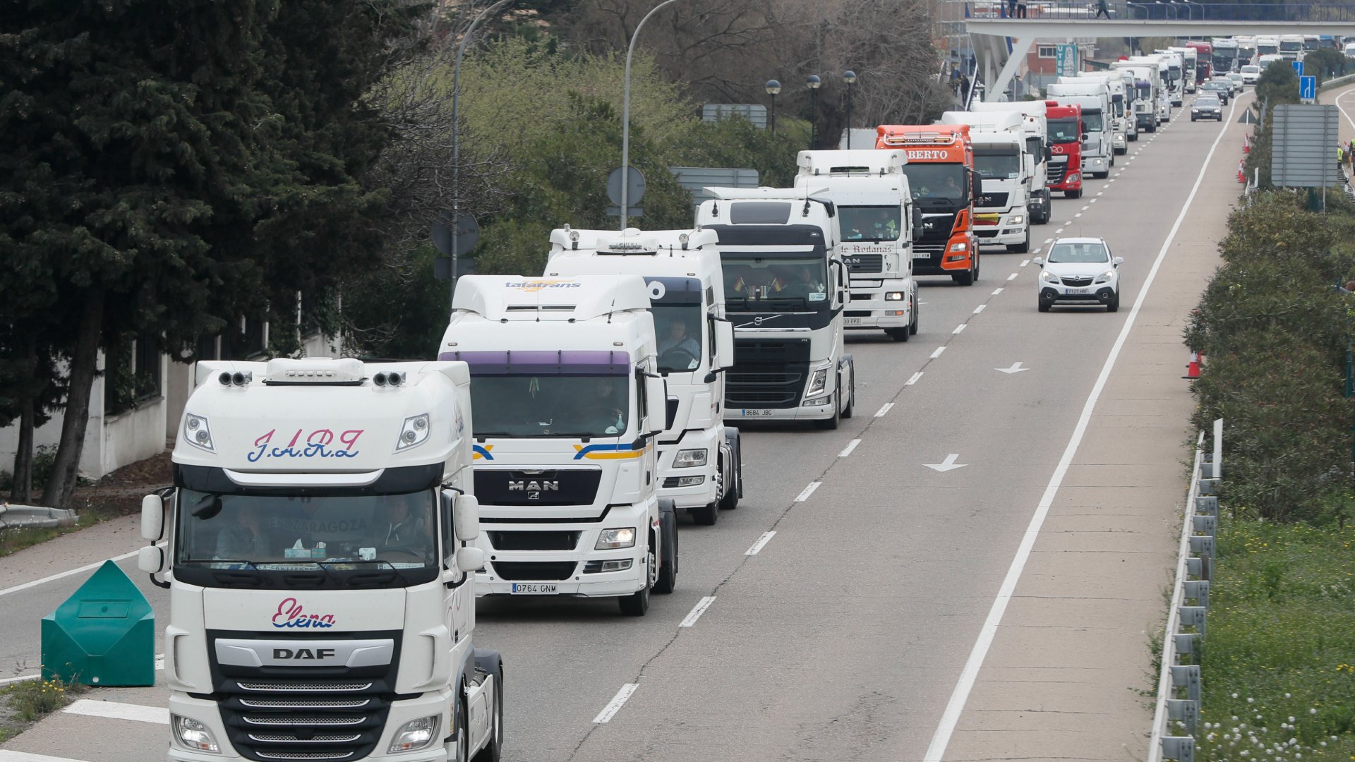 Ir al Video Los convocantes del paro de transportistas: "Mientras Plataforma no negocie con el Ministerio no puede haber desbloqueo"