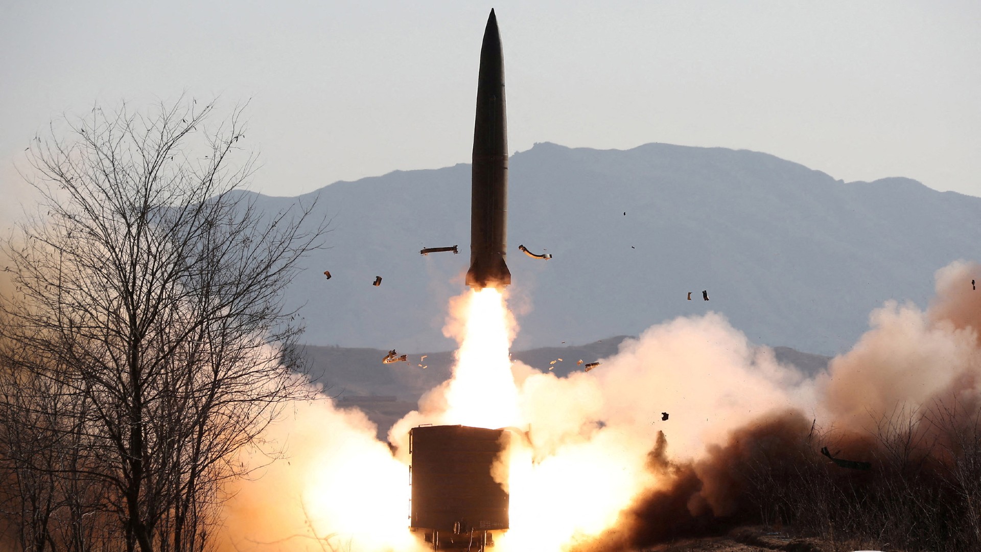 Ir al Video Corea del Norte lanza su mayor misil desde 2017, el séptimo en lo que va de año