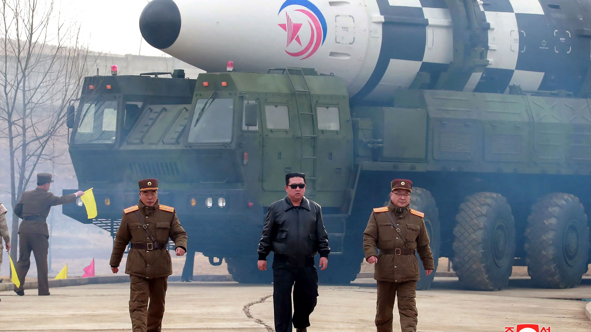 Ir al Video Corea del Norte lanza un nuevo misil con una cinematográfica puesta en escena
