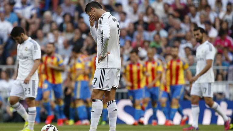Cristiano Ronaldo, cabizbajo ante el primer gol valencianista en el Bernabéu. Cristiano Ronaldo, cabizbajo ante el primer gol valencianista en el Bernabéu.
