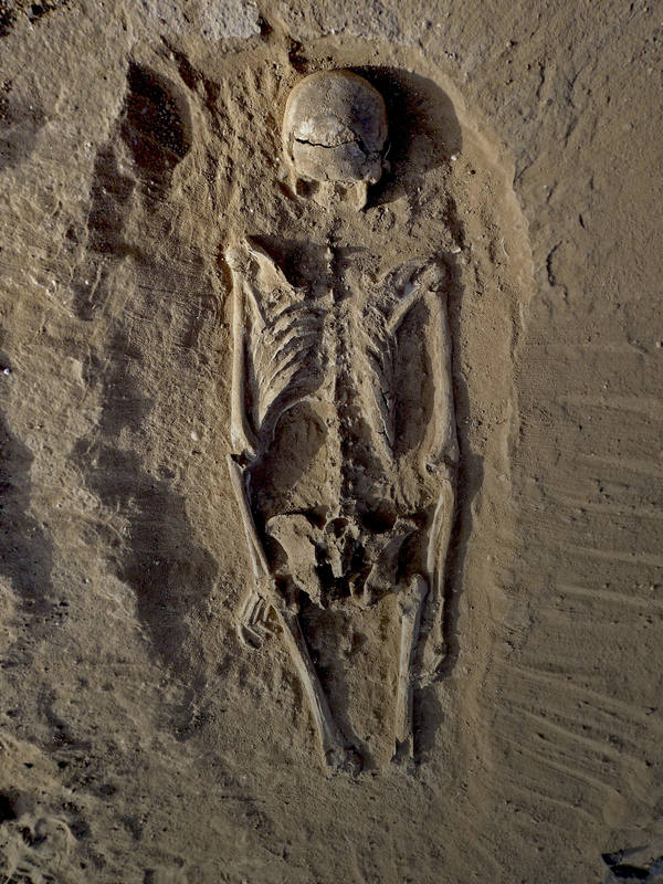 Los cuerpos no fueron enterrados y algunos habían caído en una laguna que después se secó.