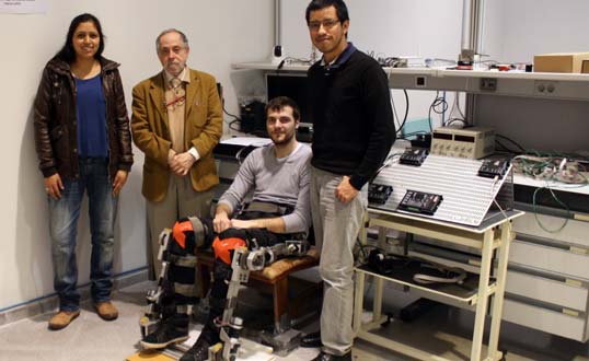 Daniela Miranda, Juan López, Antonio Hernández y Carlos Alberto Díaz mostrando el prototipo de exoesqueleto. Daniela Miranda, Juan López, Antonio Hernández y Carlos Alberto Díaz mostrando el prototipo de exoesqueleto.