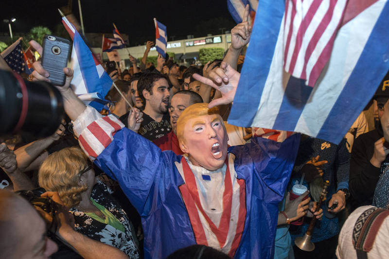 Decenas de cubanos se congregaron hoy con banderas de su país y de Estados Unidos en el café Versailles de Miami.