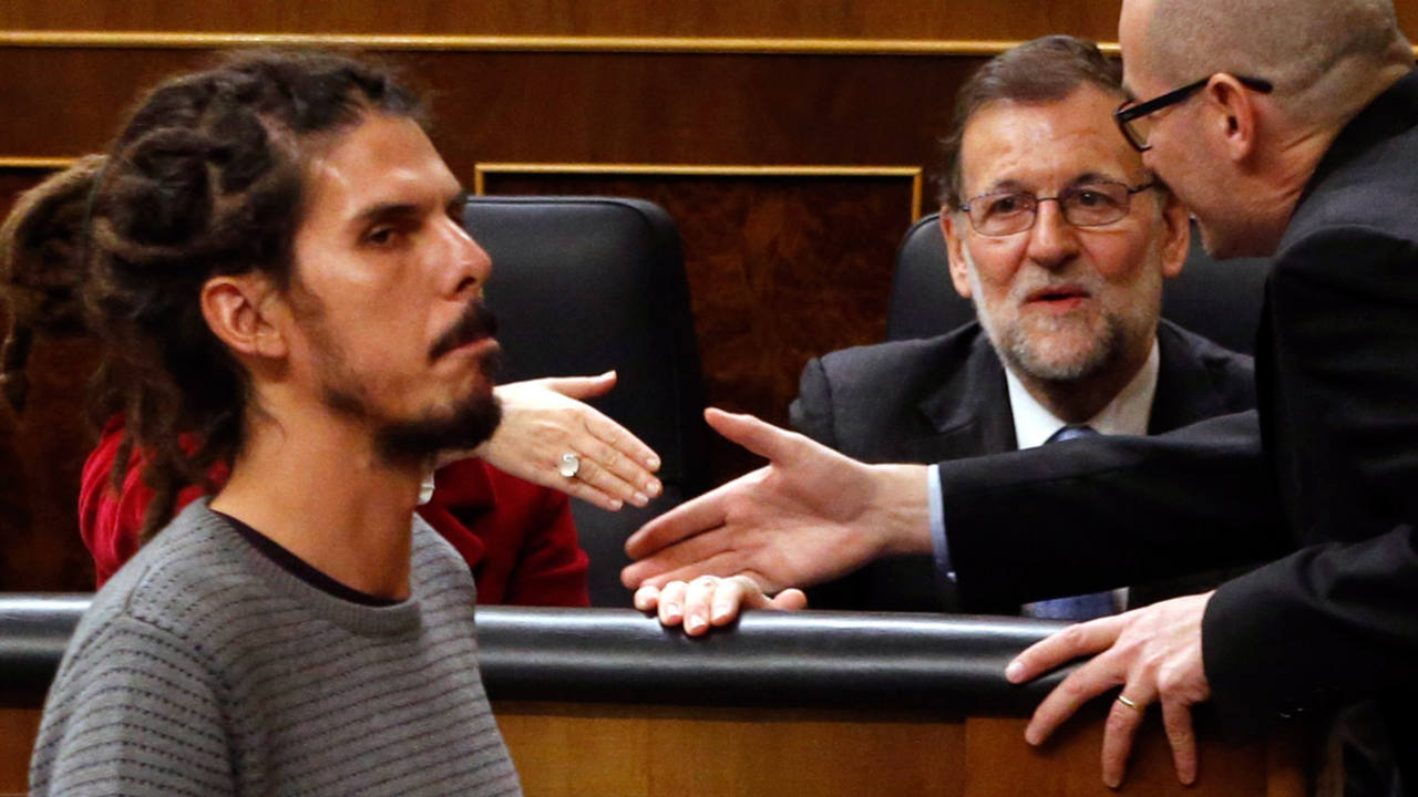 El diputado Alberto Rodríguez, de Podemos, pasa por delante del presidente del Gobierno