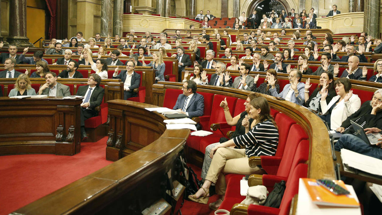 Los diputados de Ciutadans y del PPC levantan sus manos en señal de protesta
