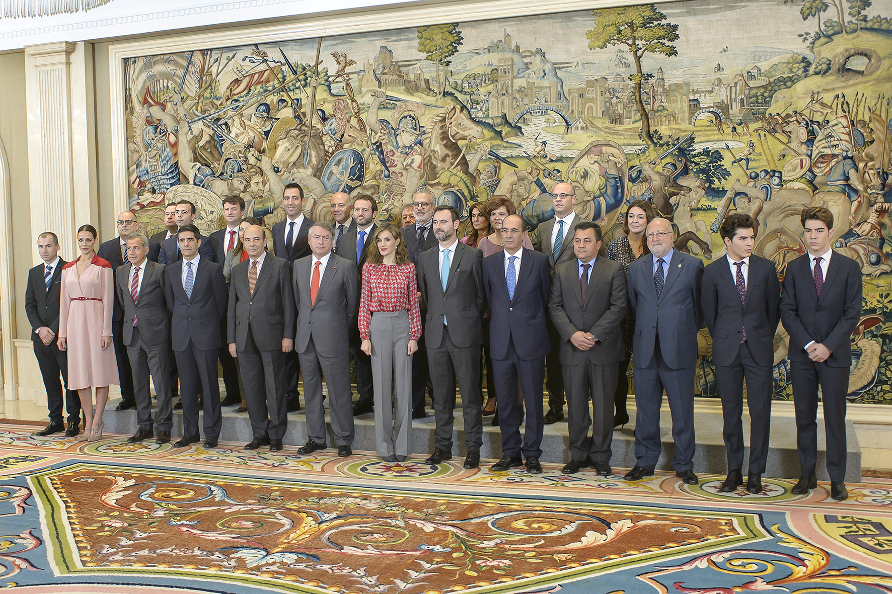 Doña Letizia recibe a una delegación de la campaña Un juguete una