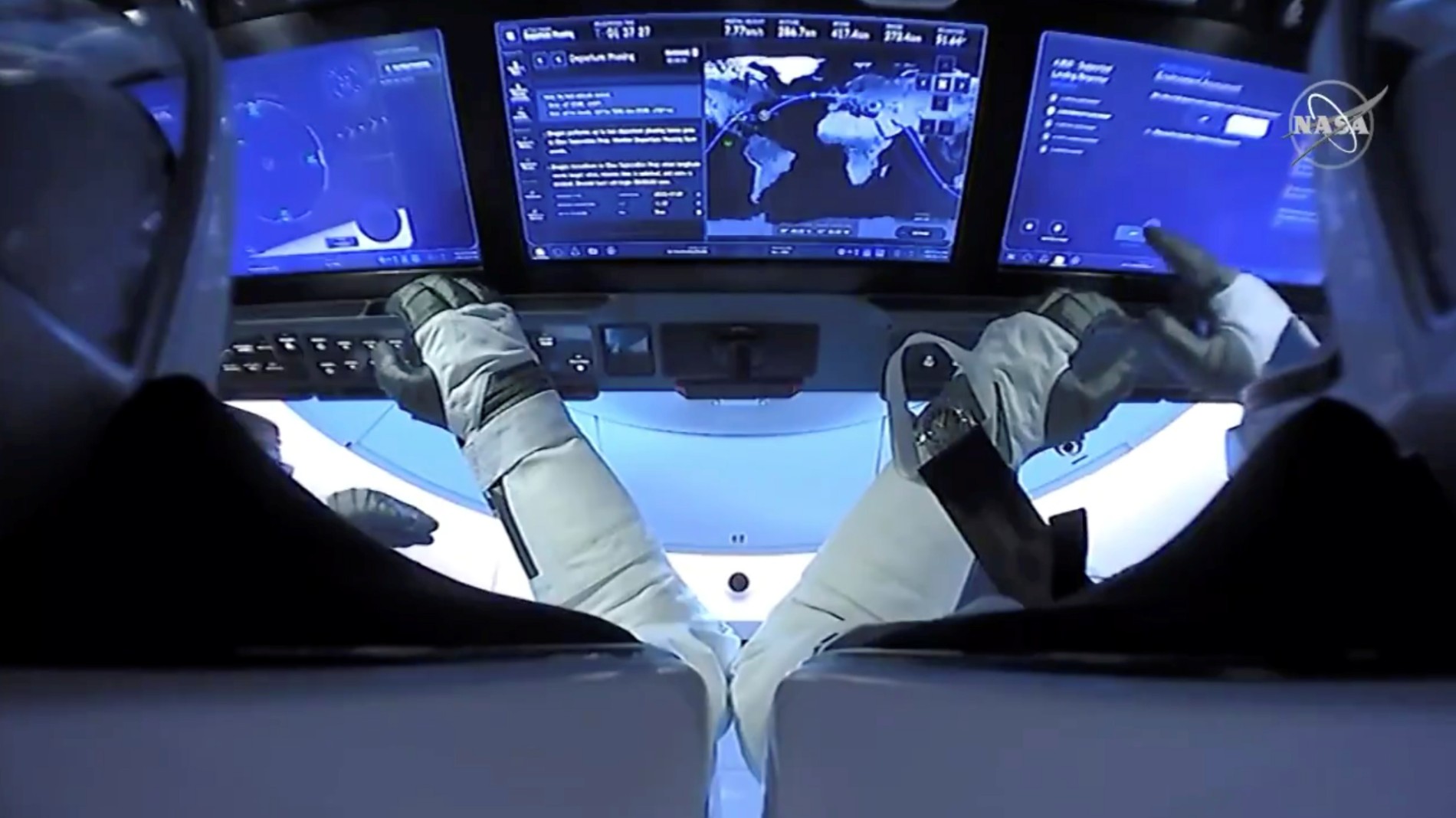 Ir al Video La Dragon Endeavour de SpaceX ameriza en aguas de Florida