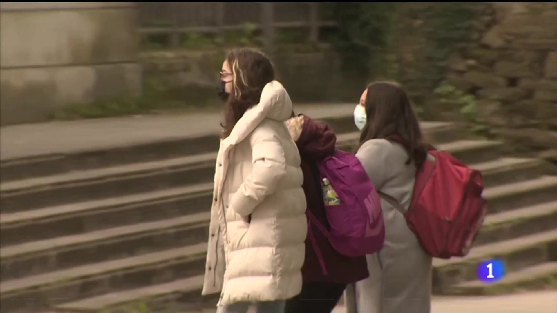 Ir al Video&nbsp;D&uacute;bidas sobre o uso do m&aacute;scara nos patios dos colexios