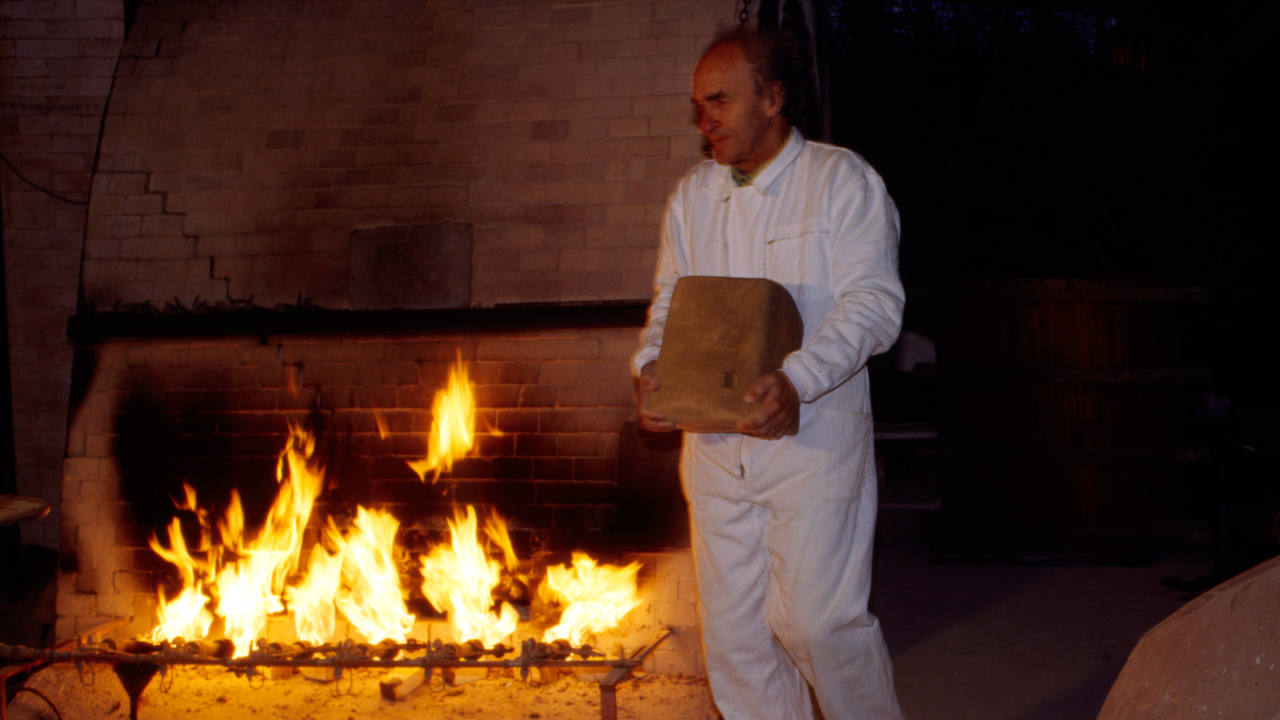 El escultor Eduardo Chillida, en plena tarea creativa en Grasse, al sur de Francia