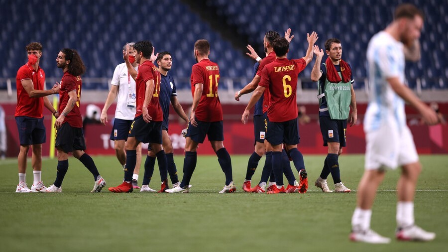España celebra su clasificación a los cuartos de final en el partido previo ante Argentina