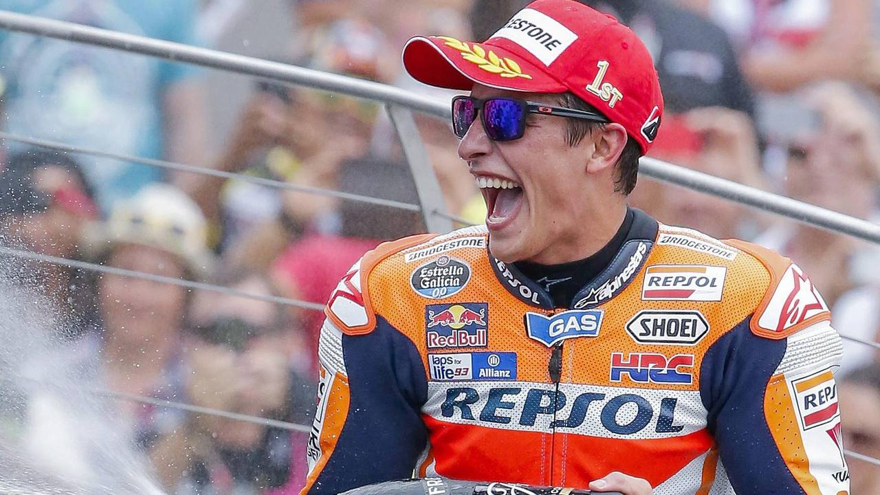 El espa&ntilde;ol Marc M&aacute;rquez celebra su victoria en el GP de Indian&aacute;polis