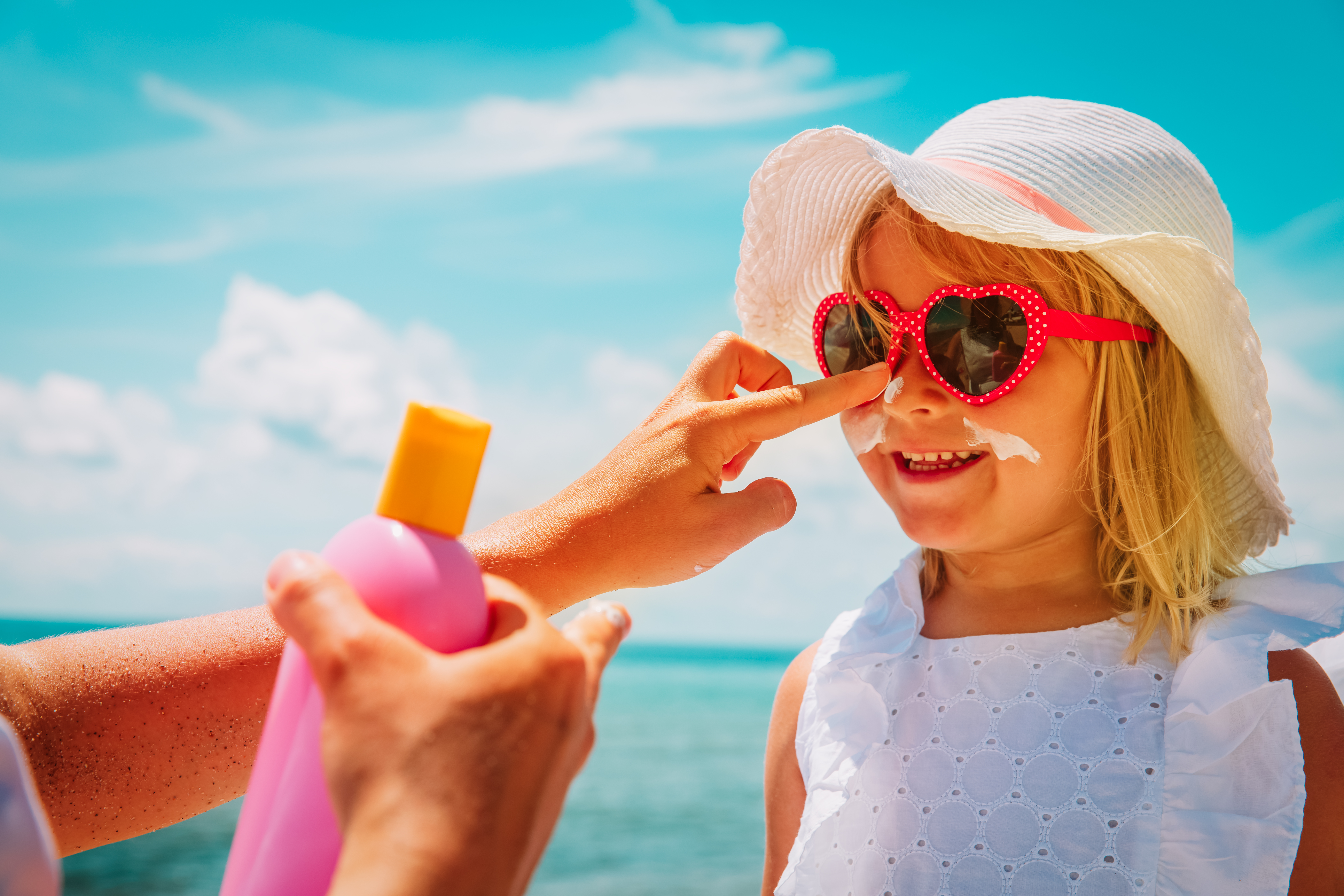 Ir al Video Los especialistas recomiendan proteger a los niños de la radiación solar con gafas de sol