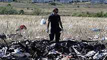 Ir al Video Expertos internacionales acceden al lugar donde cayó el avión malasio y hallan restos humanos